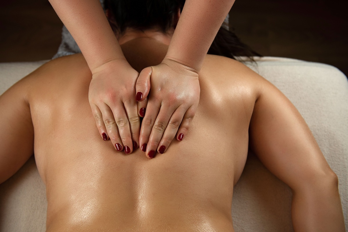 Frissítő hát/testmasszázs – 30 perc