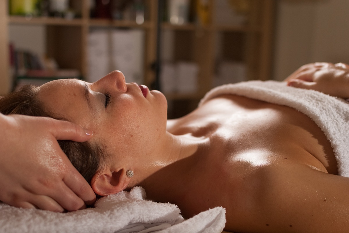 Relaxációs hát, nyak, arc és fej masszázs